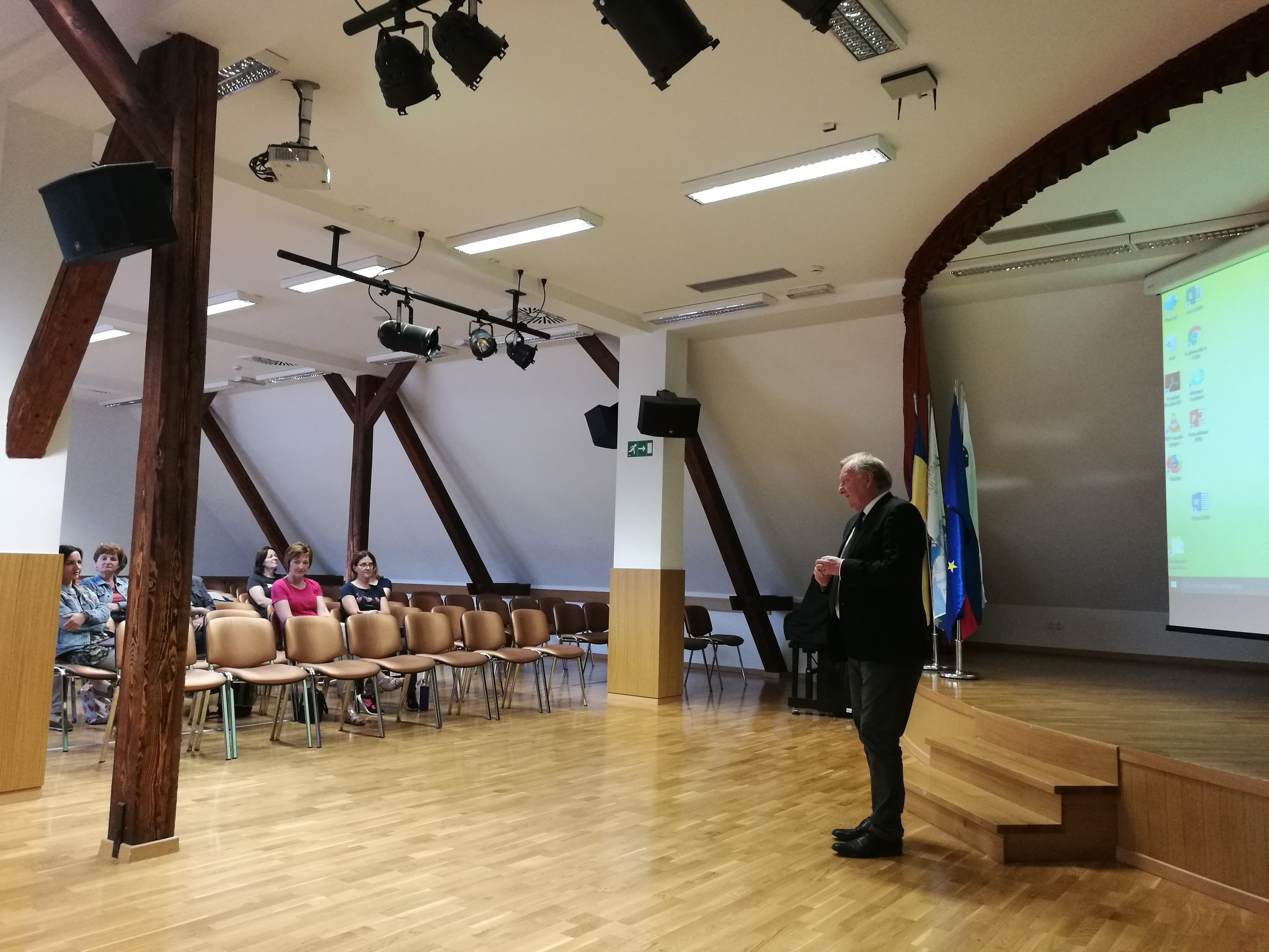 Uvodni pozdrav z ravnateljem I. gimnazije v Celju, Antonom Šepetavcem. Uvodni pozdrav z ravnateljem I. gimnazije v Celju, Antonom Šepetavcem.