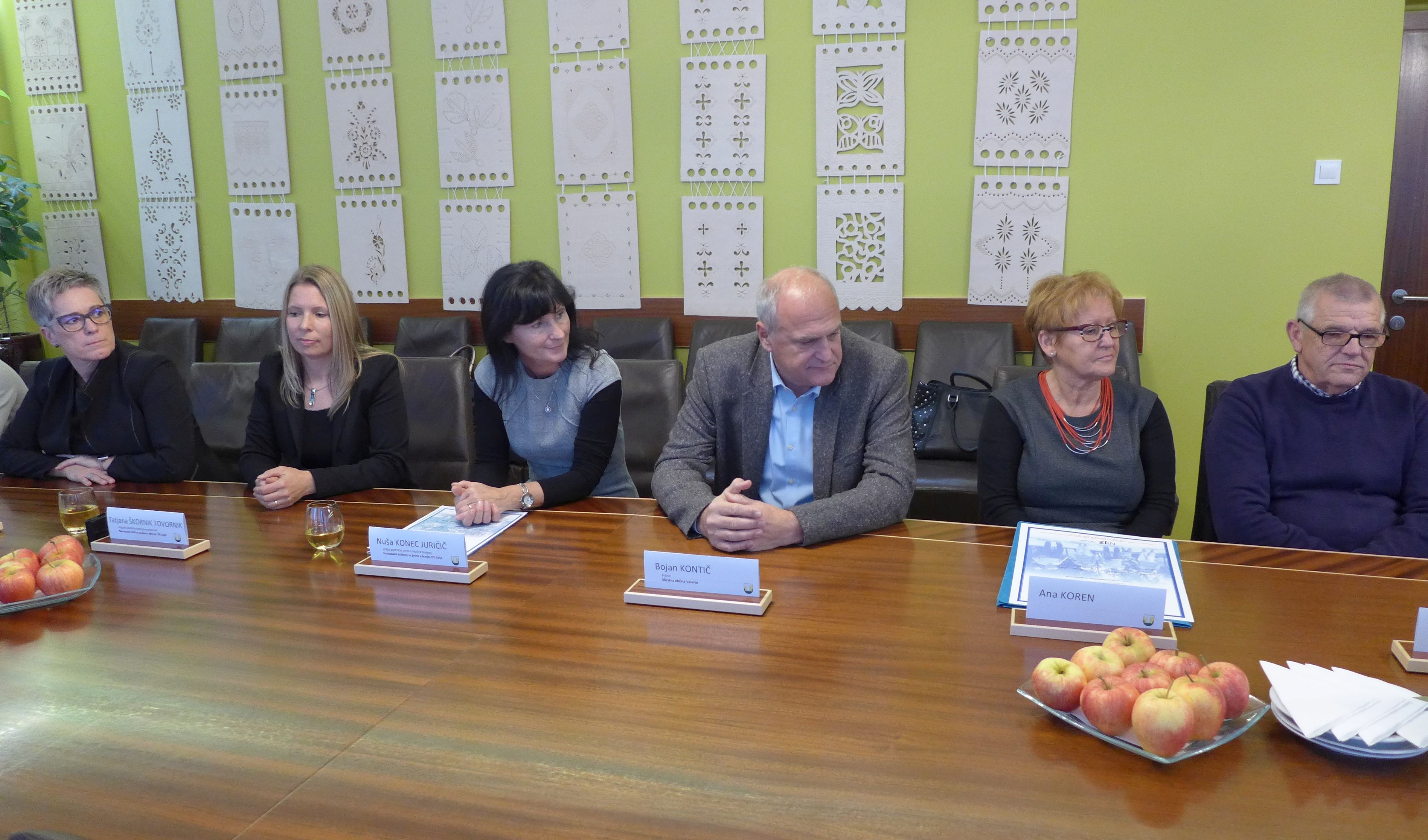 Podpis listine novih ambasadorjev v Programu Svit na Mestni občini Velenje: Tanja Kontič (pomočnica direktorja Zdravstvenega doma Velenje), Tatjana Škornik Tovornik (regionalna koordinatorica Programa Svit iz Območne enote Celje Nacionalnega inštituta za javno zdravje), Nuša Konec Juričič (vodja službe za nenalezljive bolezni na Območni enoti Celje Nacionalnega inštituta za javno zdravje), Bojan Kontič (župan Mestne občine Velenje) in nova ambasadorja Ana in Milan Koren.