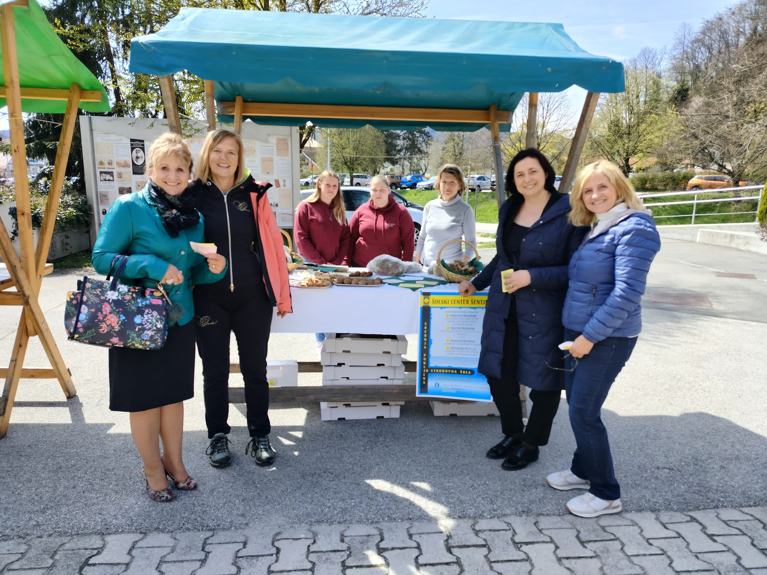 Ekipa Centra za krepitev zdravja iz Zdravstvenega doma Šentjur in zobozdravstvene ambulante Ferdent na prireditvi o zdravju v Šentjurju