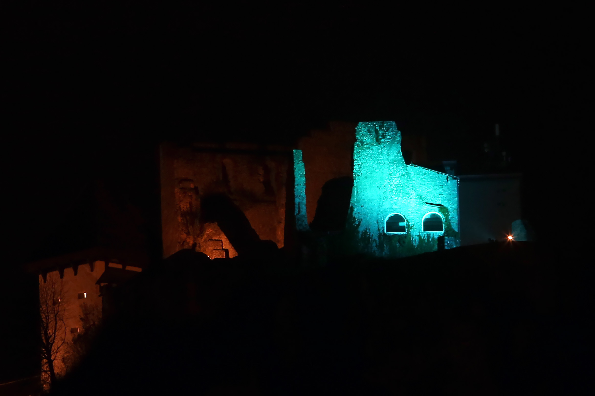 S turkizno barvo osvetljen tudi celjski Stari grad