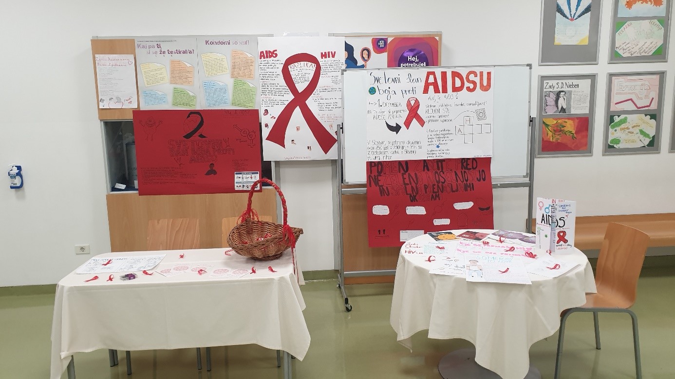 Izdelki, ki so jih izdelali dijaki Srednje šole Izola ob svetovnem dnevu AIDSA